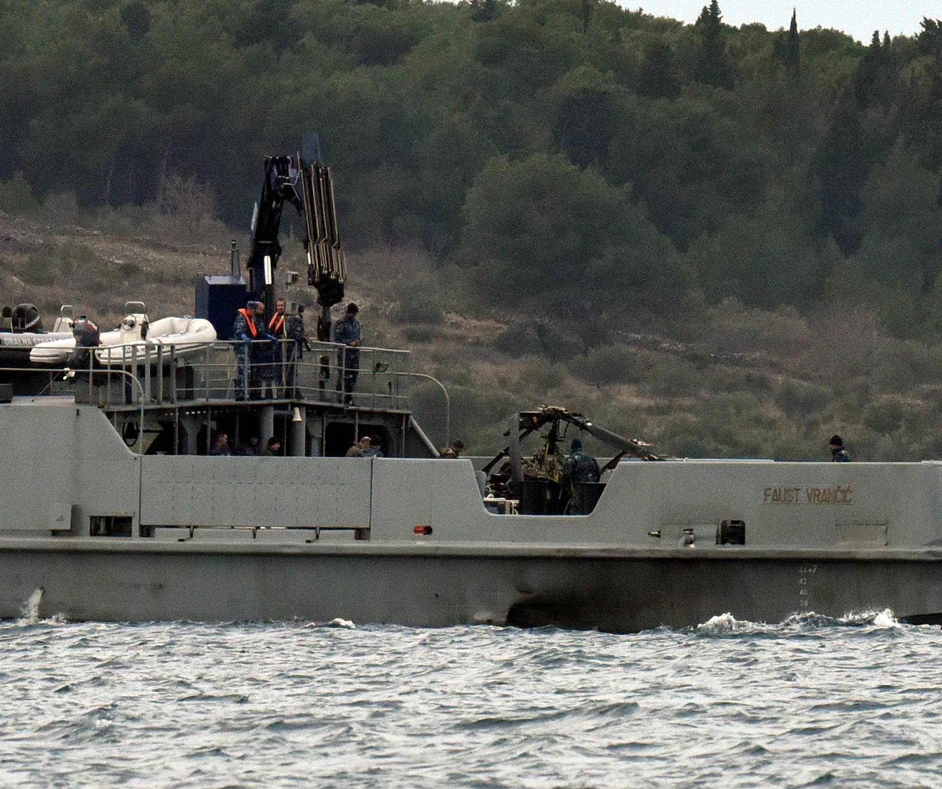 Brod ratne mornarice izvukao je dijelove helikoptera iz mora