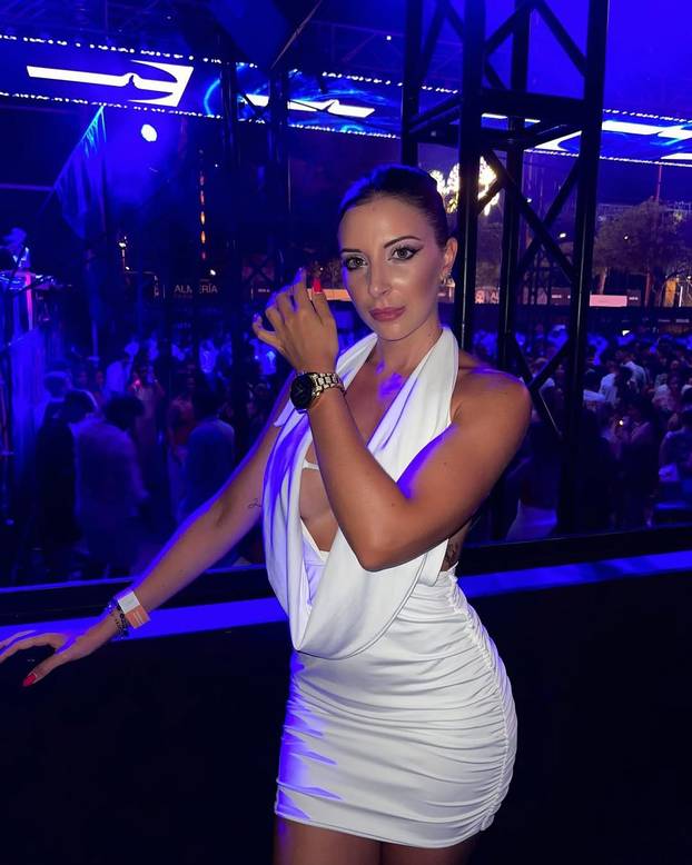 FOTO Vruća navijačica žali zbog odlaska Modrića: Kad ne nosi njegov dres, voli nositi tangice