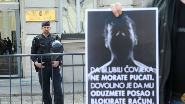 Zagreb: Prosvjed udruge Blokirani na Trgu svetog Marka