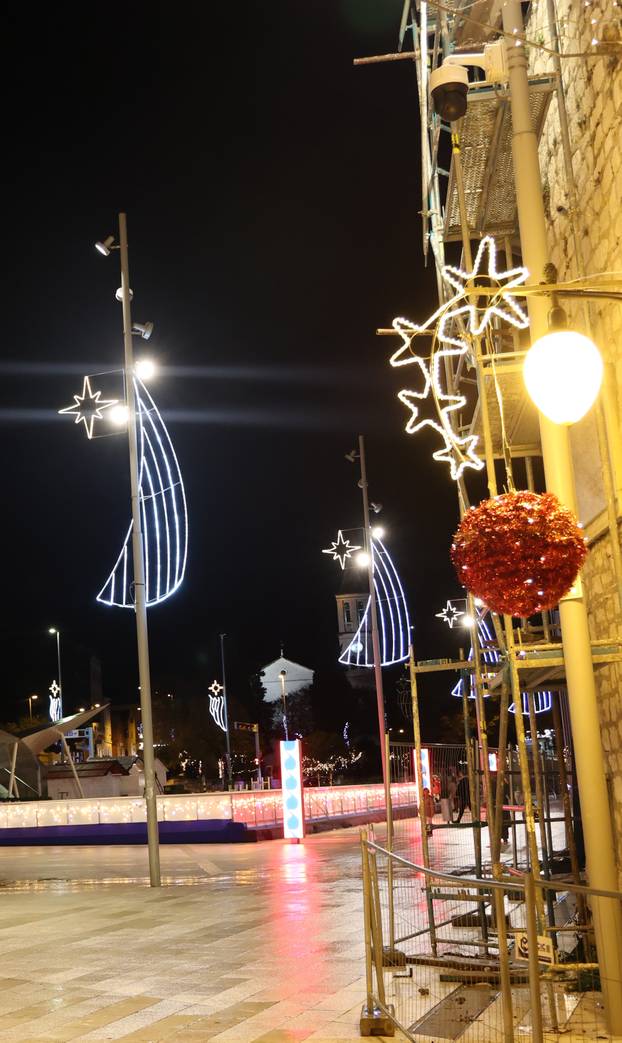 Šibenik zablistao adventskom ukrasnom rasvijetom