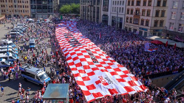 U Leipzig stigla najveća hrvatska navijačka zastava dugačka 107 metara 