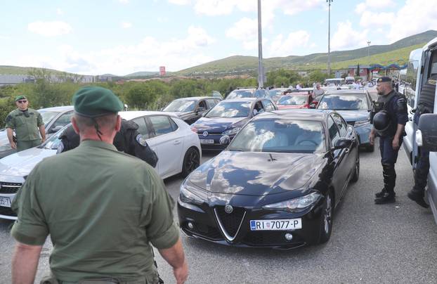 Navijači Rijeke na izlazu Dugopolje uz policijsku pratnju nastavljaju prema Poljudu