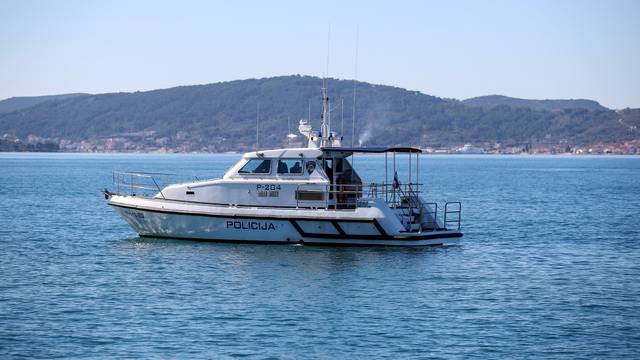 Spasili pet Austrijanaca koji su se nasukali kod otoka blizu Šibenika: Brod je počeo tonuti