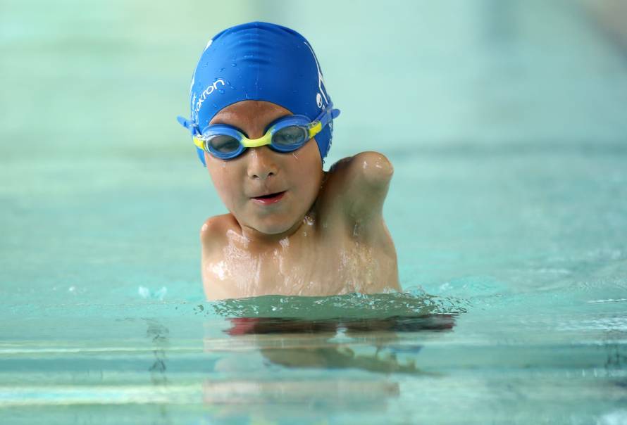 Dječak bez ruku osvojio zlatnu medalju: 'Njemu je bazen sve'