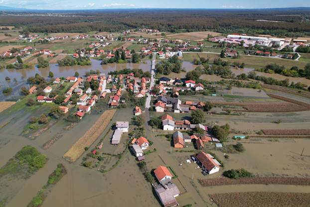 Pogled iz zraka na poplavljeno mjesto  Brodarci kod Karlovca 