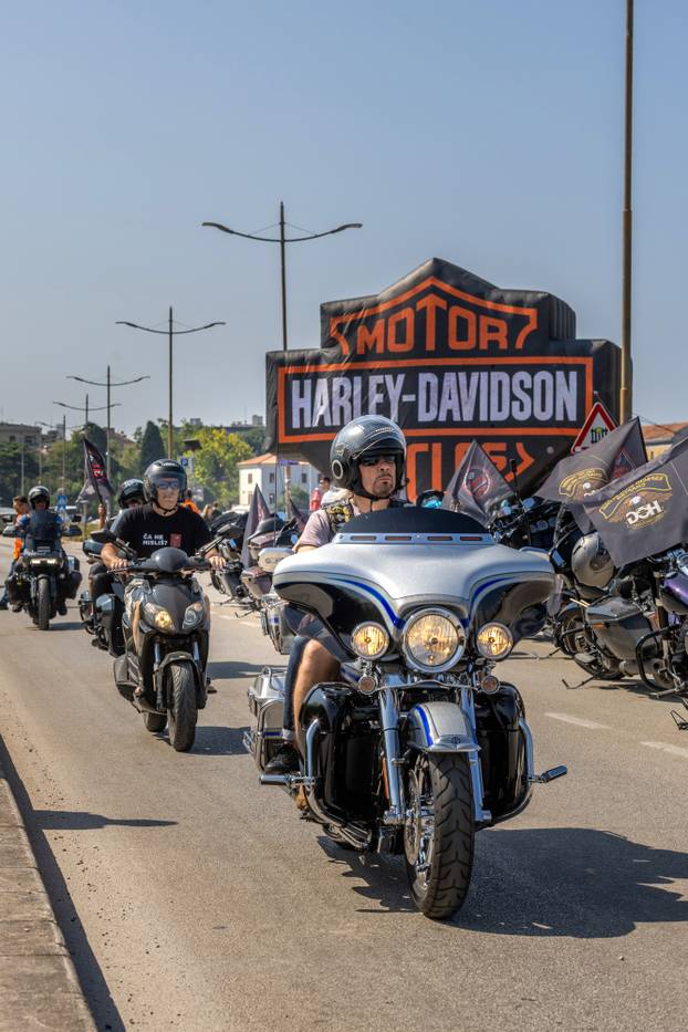 Nekoliko tisuća vlasnika Harley Davidsona prolazi kroz Pulu u defileu