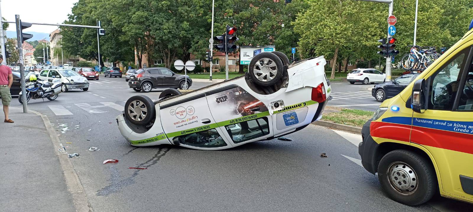 Prometna nesreća u Zagrebu: Taksi se prevrnuo na krov