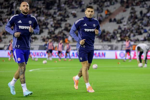 Zagrijavanje nogometaša uoči početka utakmice 13. kola SuperSport HNL-a između Hajduka i Osijeka