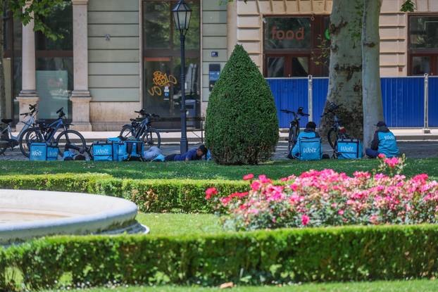 Zagreb: Centar grada tijekom blagdana, građani uživaju u hladu Zrinjevca