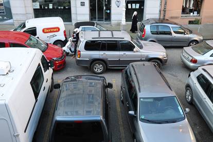 FOTO Kaos u Zagrebu, ulica u samom centru zakrčena autima: 'Kako uopće uspiju izaći otud?!'