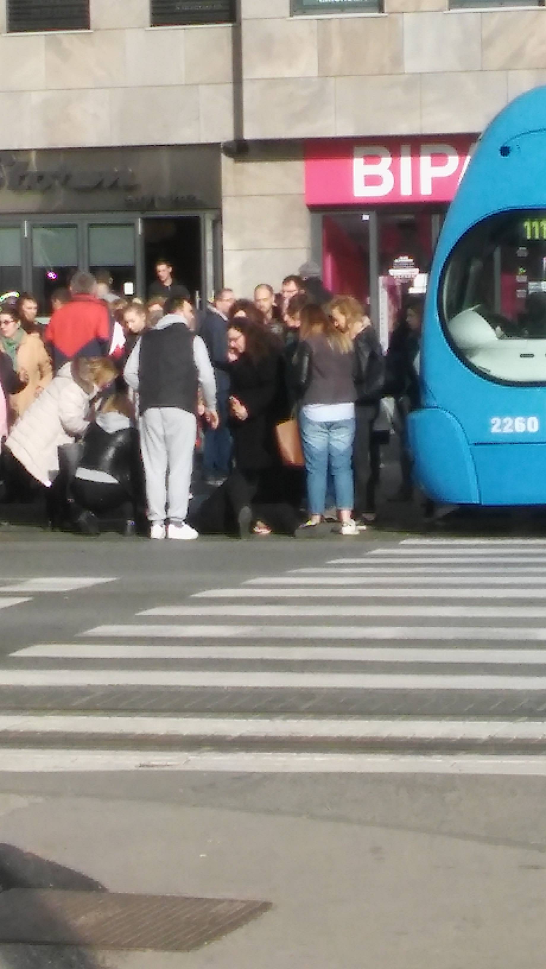 Tramvaj udario pješakinju na Maksimirskoj: Odvezla je Hitna
