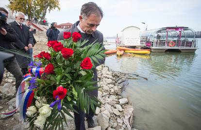 Pupovac bacio vijenac u Dunav, a dio građana mu okrenuo leđa