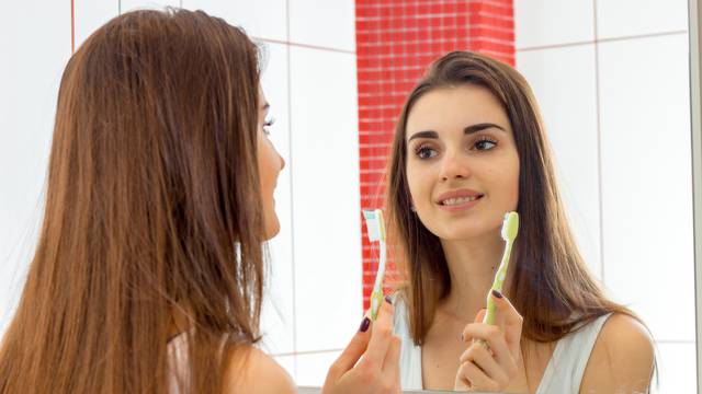 Četkice za zube treba održavati: Evo kada im treba dubinsko čišćenje, a kada ih trebate baciti