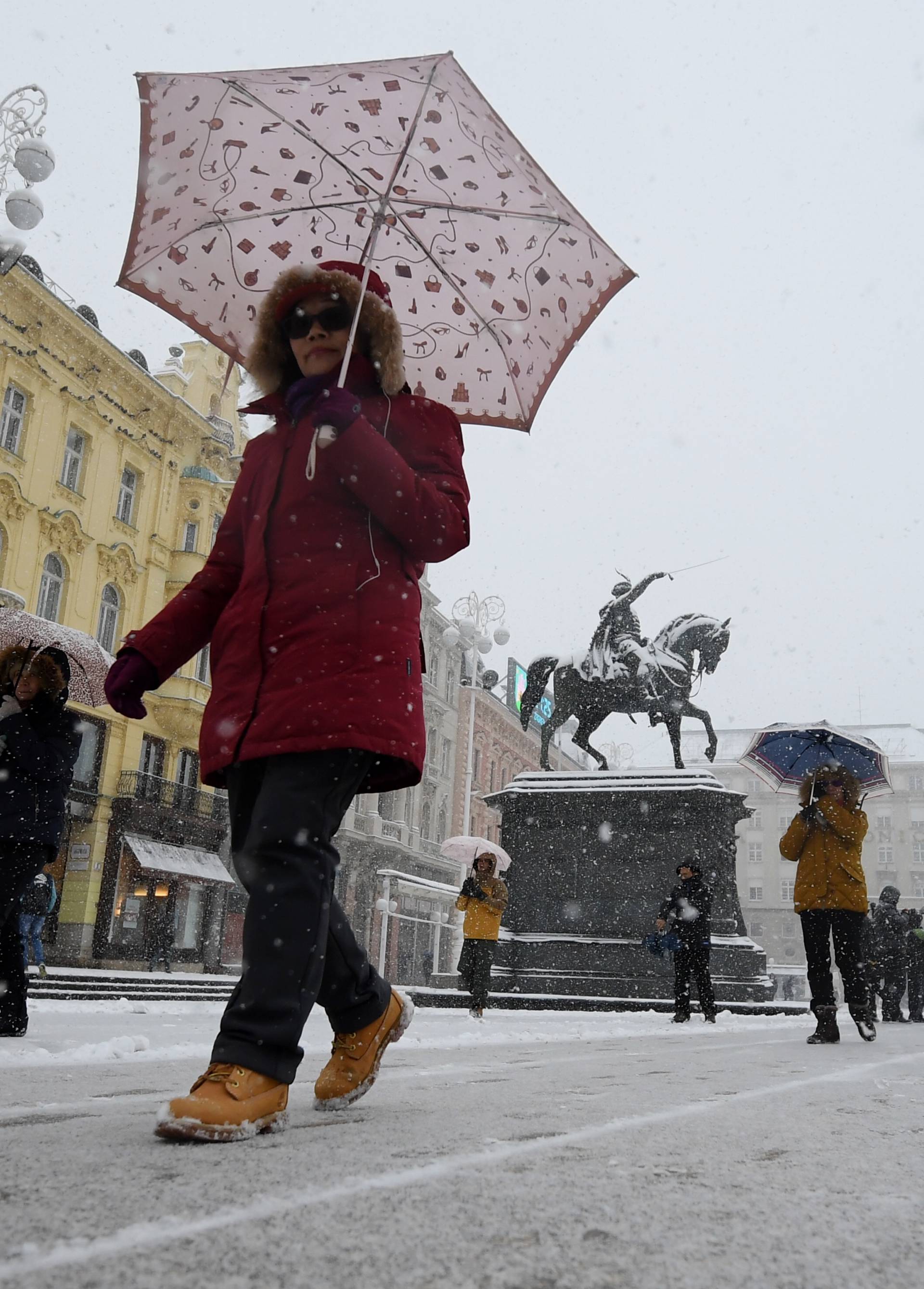 HGSS nepokretnom muškarcu kod Gračaca donio hranu i drva