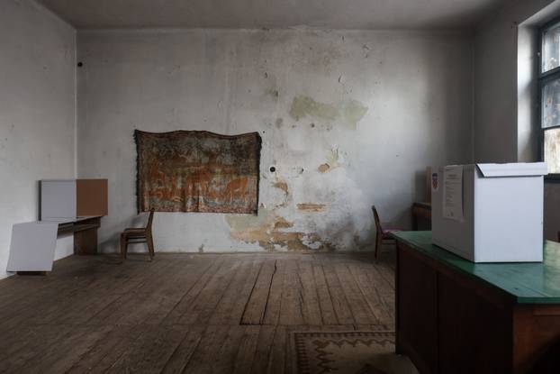 Škola u Željeznom Žumberačkom odavno se ne koristi, ali danas je otvorena zbog izbora