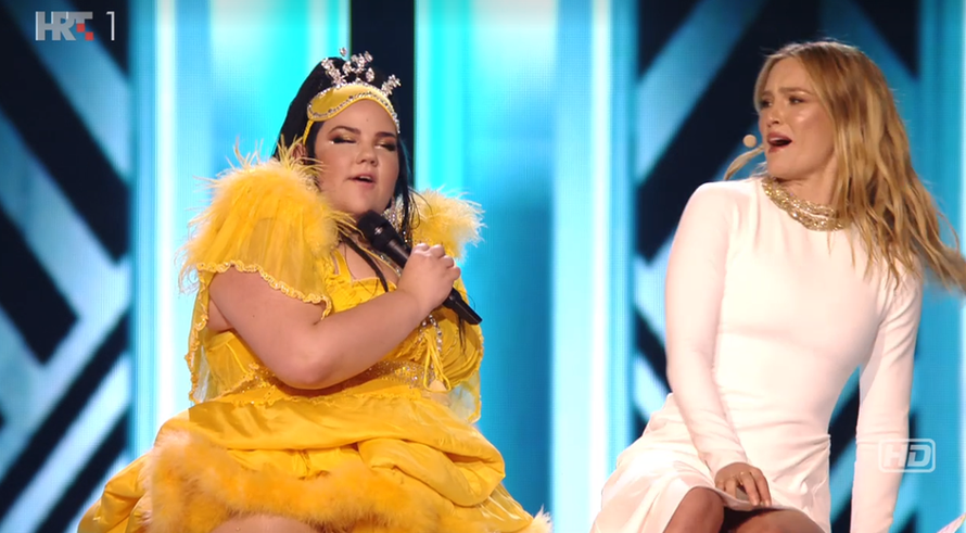 'Sirove strasti' na Eurosongu:  Voditeljica sjela i pokazala sve