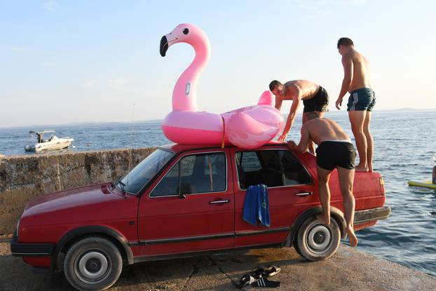 Vir: U nedostatku skakaonice, parkirali auto uz more i skakali s njega