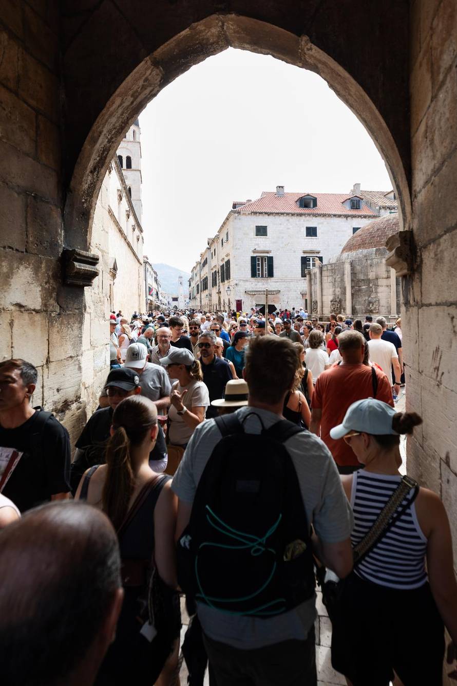 Dubrovnik: Stara gradska jezgra puna je turista 