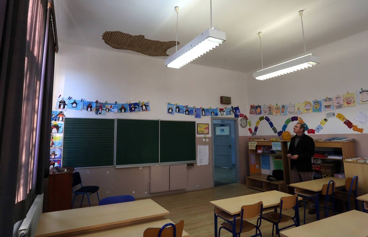 Komad stropa pao pred dječaka u učionici, sam otišao iz škole