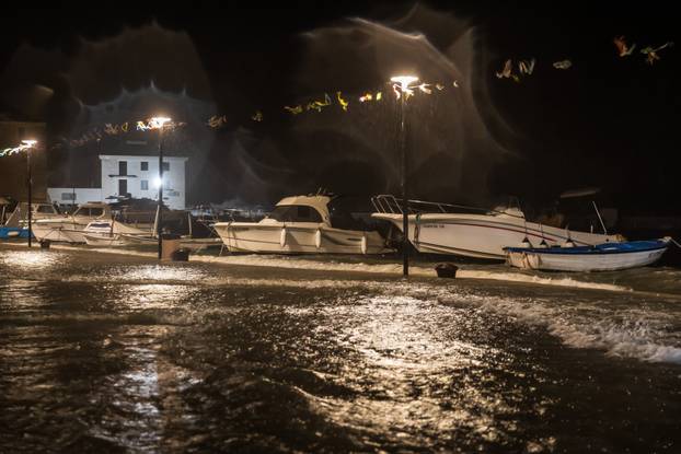 Kaštela: Ciklonalna plima poplavila rivu i okolne ulice