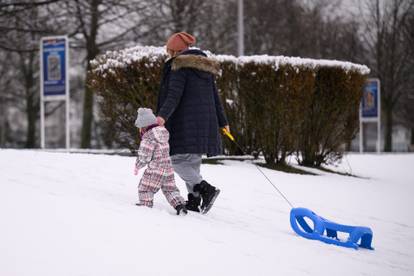 FOTO Snježna idila u Zagrebu: Djeca su već izvukla sanjke, na Jarunu se patke trude ugrijati