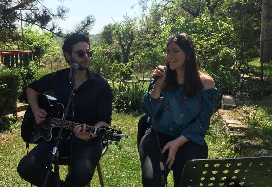 Lorena i Filip pjevali susjedima, oni ih častili kolačima i vinom