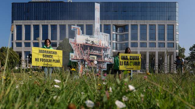 Zagreb: Akcija aktivista Greenpeacea kojom su upozorili na curenje metana iz devet platformi na sjevernom Jadranu 