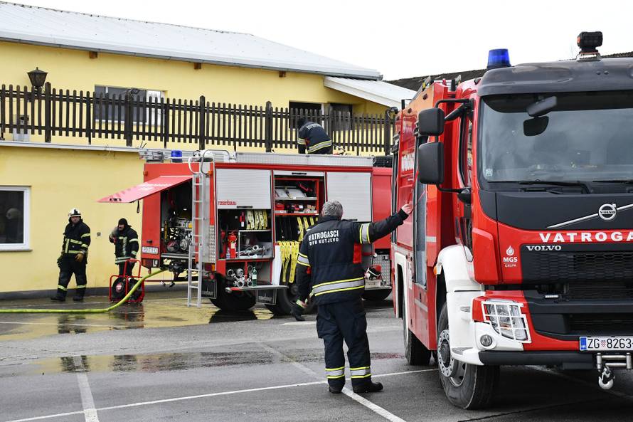 FOTO Gorjelo krovište sale za vjenčanje u Kutjevu, požar gasilo 26 vatrogasaca...