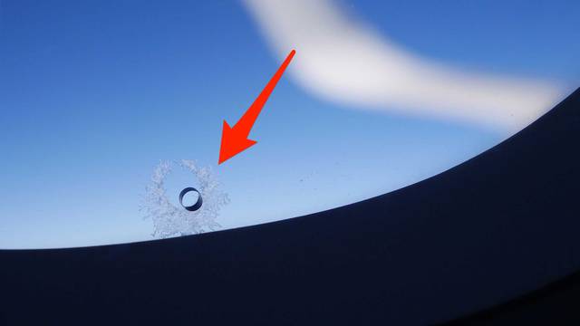 Znate li da vam ova mala rupa može spasiti život u avionu?