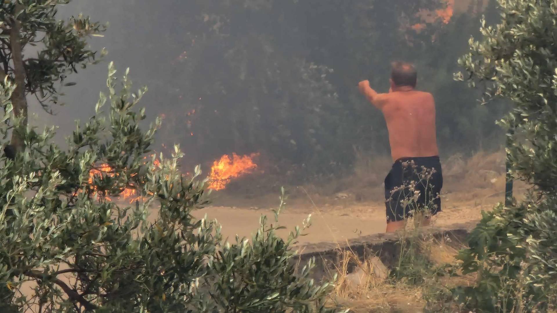 Vatrogasac Mario: Spasili smo žene i dvoje djece iz kuće. Krov je gorio, stavili smo im maske...