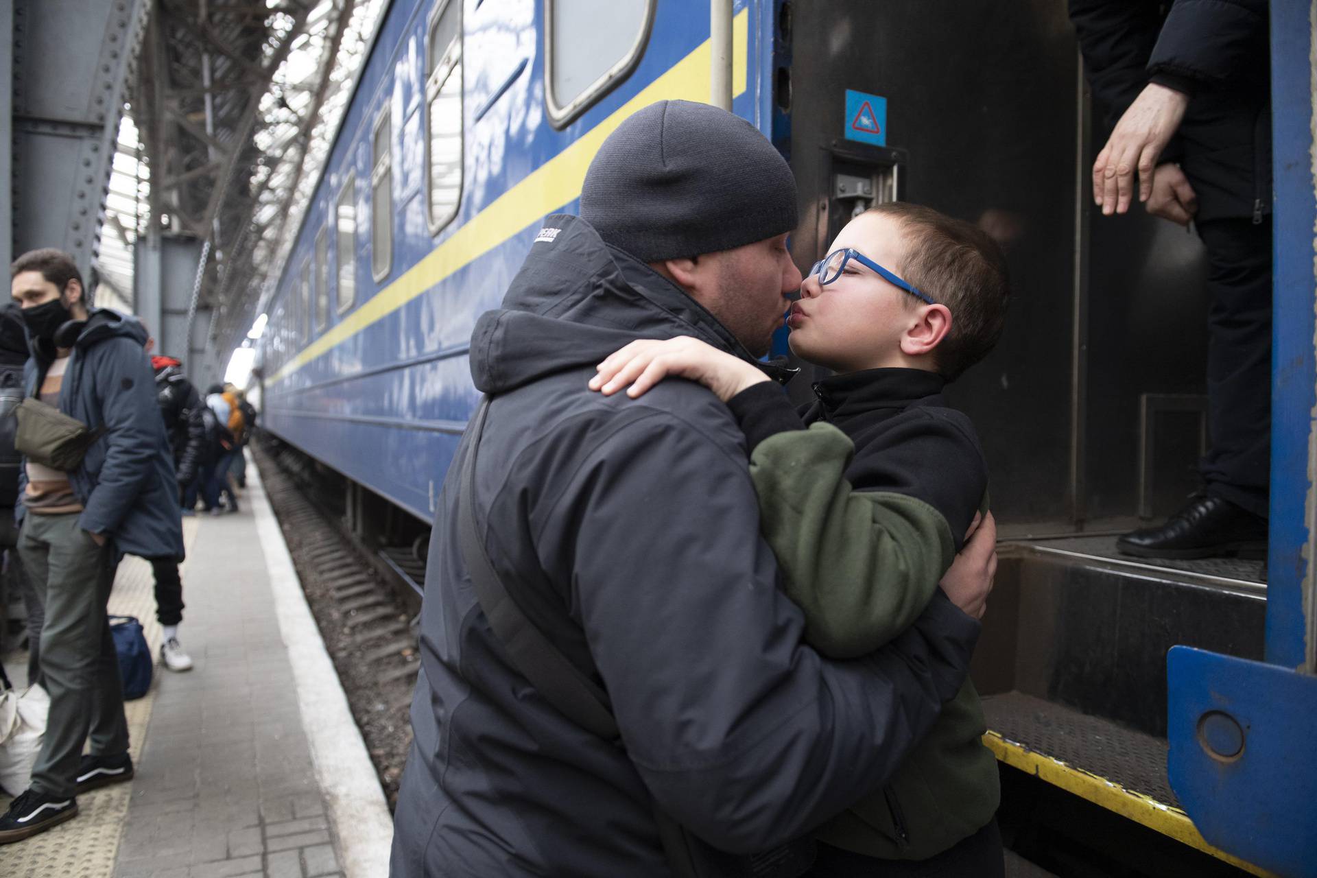 Mučne scene na granici. Djeca se prebacuju preko ljudi da se spase: 'Pomozi, spasi mi bebu!'