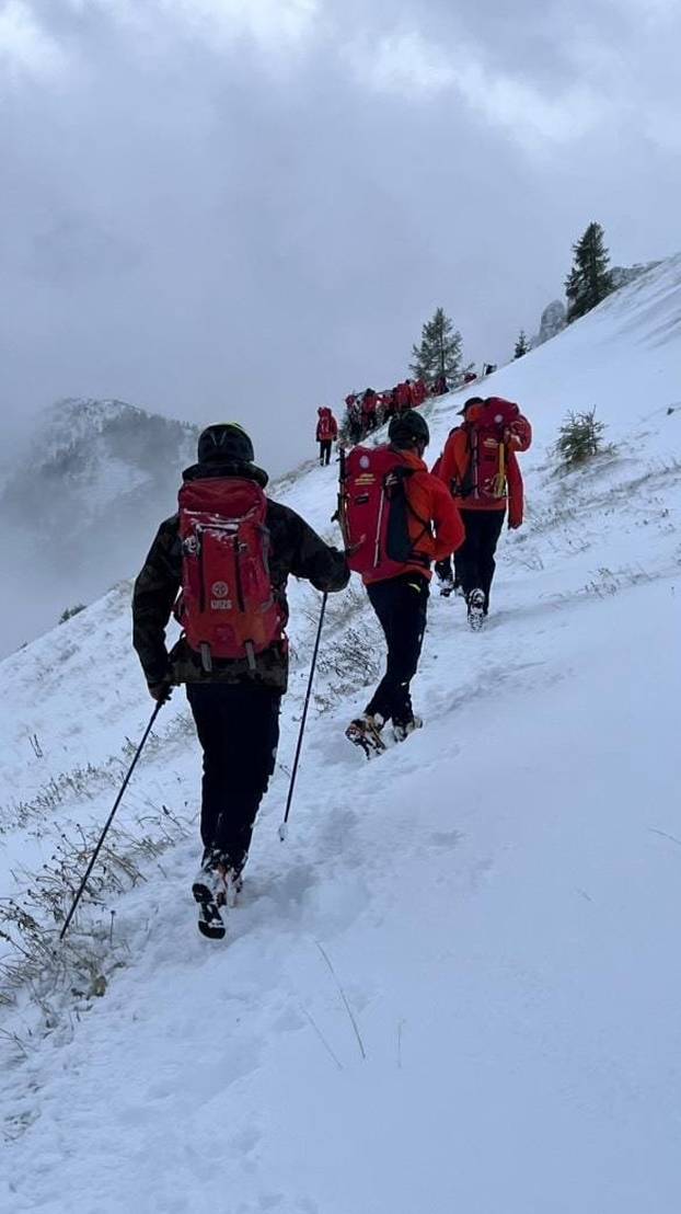 FOTO Pola metra snijega, prijete nove lavine: Ovo su fotografije iz akcije spašavanja Hrvata...