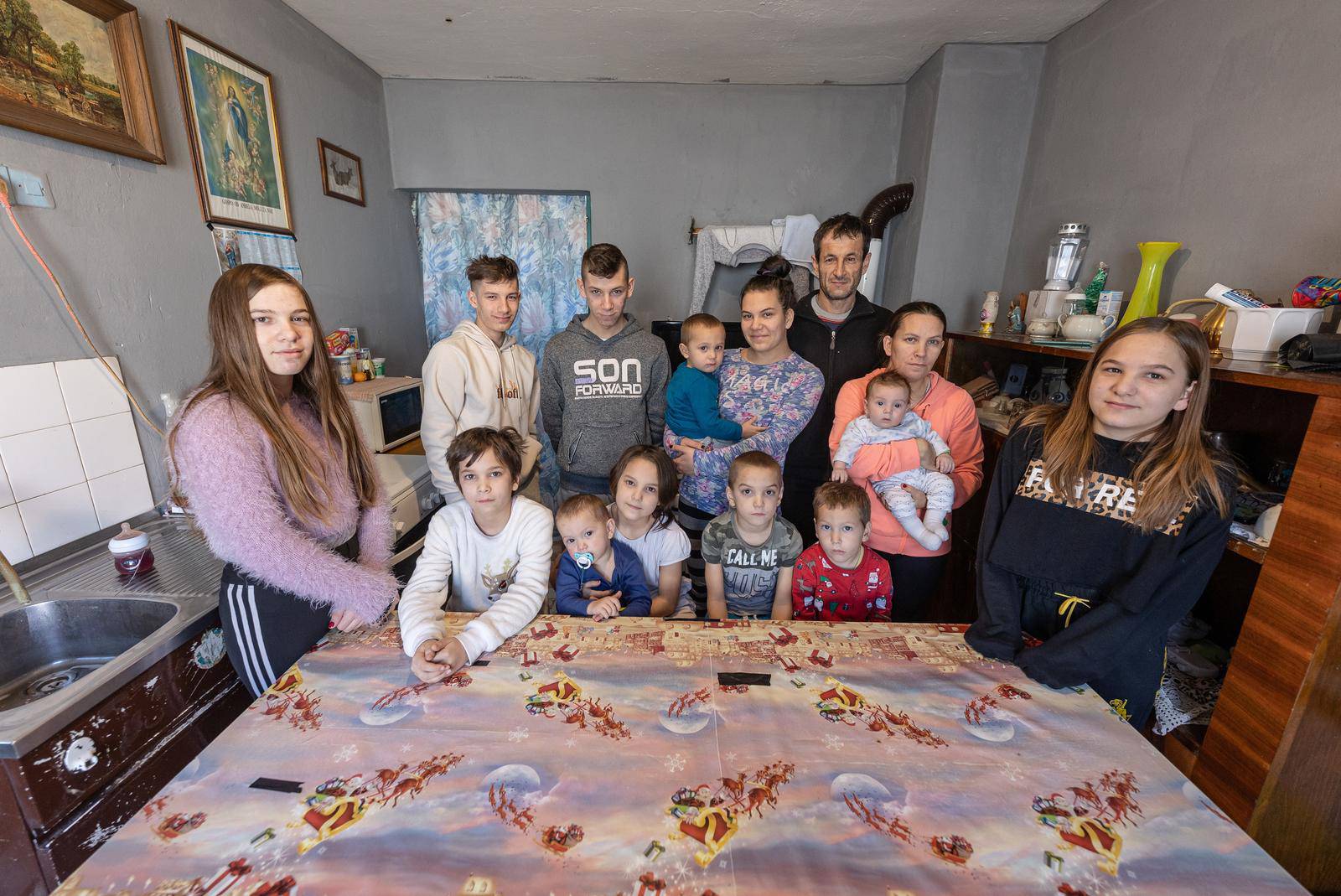 Stari Mikanovci: Obitelji Tomešić ima 13-tero djece, a najmlađe je staro dva mjeseca