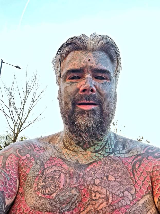 FOTO Više mu ne stane nijedna tetovaža! Uklonio je i bradavice. Evo kako je prije izgledao: Wow