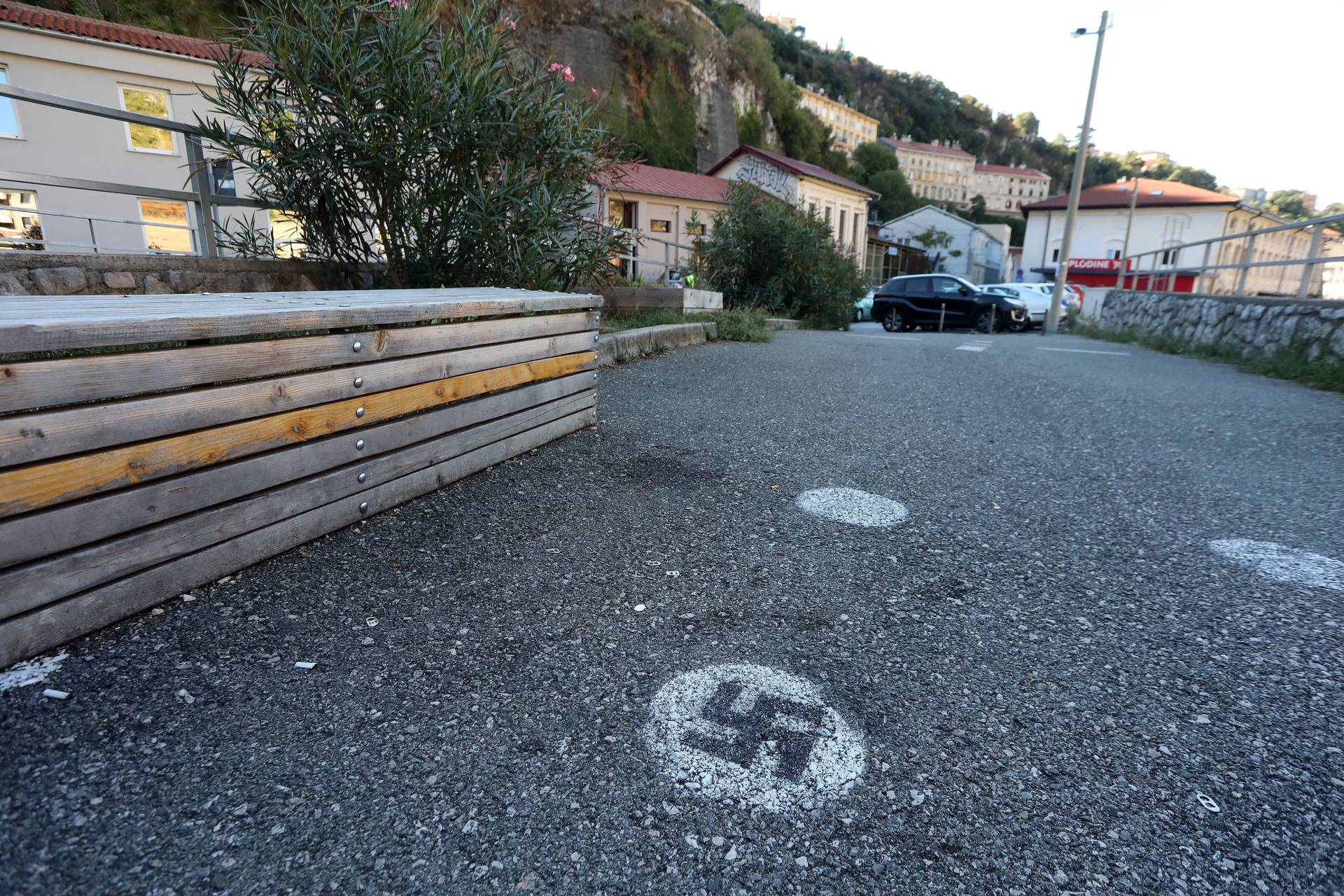 Rijeka: Kukasti križevi nacrtani na nogostupu u Ružićevoj ulici