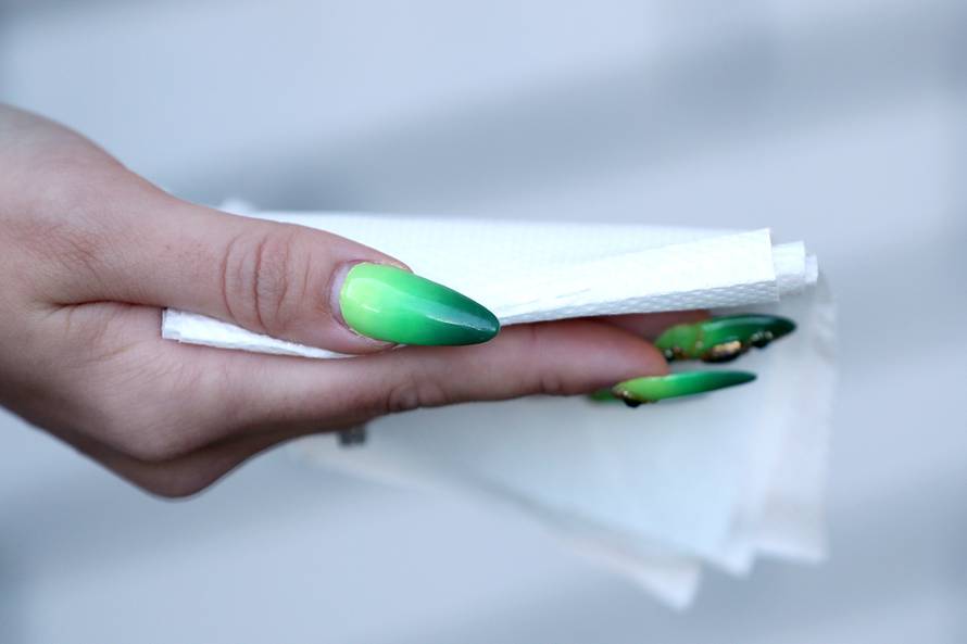 'Pitaju me kako s tim noktima brišem stražnjicu nakon nužde'