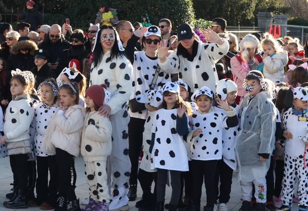 Šibenik: Maškarana povorka Šibenskog krnjevala 2026. prošetala je gradom sa 300 Dalmatinera