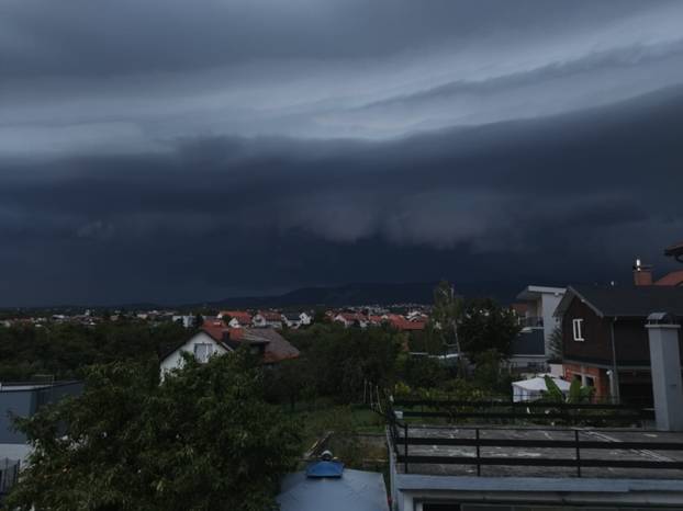 FOTO Crni oblaci zamračili nebo nad Zagrebom: 'Snažan vjetar mi je sve razbacao na balkonu'