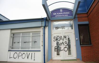 Klupske prostorije Karlovca išarane grafitima: Odlazite!