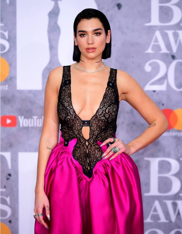 Parada kiča: Dua Lipa u čipki, pokazala je dekolte do pupka