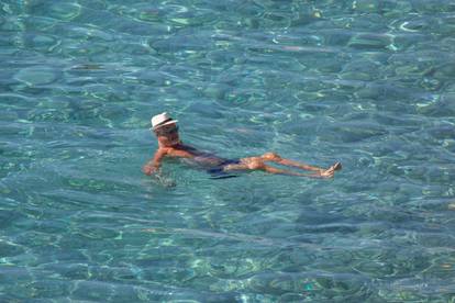 FOTO U Dubrovniku je i dalje ljeto: Turisti preplavili grad, uživaju na plažama i sunčaju se