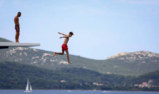 Na plaži Kolovare u Zadru ili na Podravskom moru svi su htjeli samo jedno - osvježiti se!