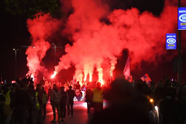 Veliki broj građana u Novom Sadu, dočekuje studente