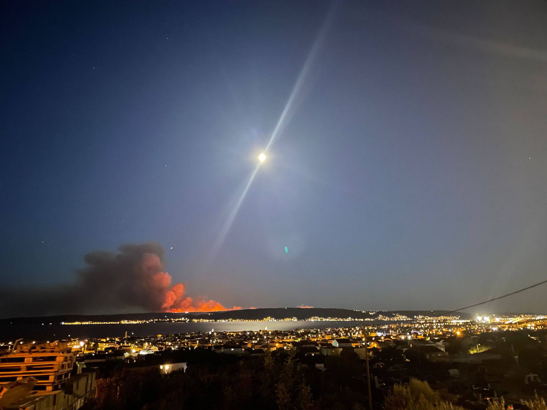 Slike od bezbroj riječi: Popadali s nogu od umora, cijelu noć su branili Čiovo. Vi ste naši heroji!