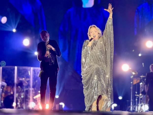 FOTO Lepa Brena opet zapjevala u Areni, gosti bili Ana Bekuta, Nikola Rokvić: Evo kako je bilo
