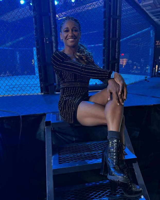 FOTO Kakav gaf! Borkinja na vaganju vadila umetke iz grudi i dala ih službeniku, njemu ispali