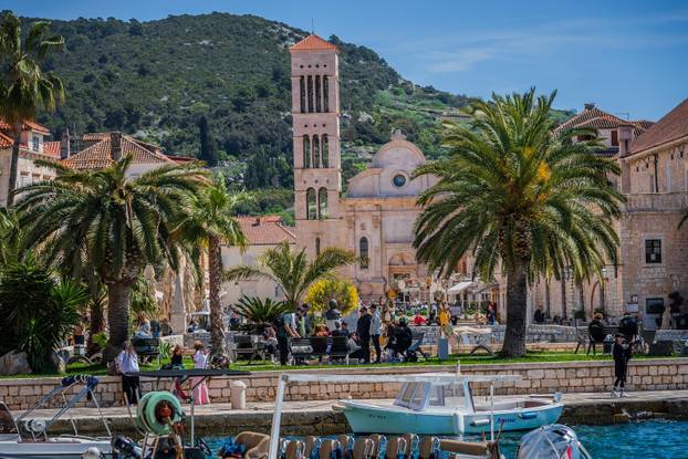 Sunčan dan na Hvaru 