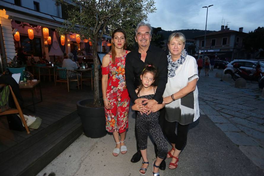 Radolfija raznježila unuka Ema (6): Donijela mu buket na binu