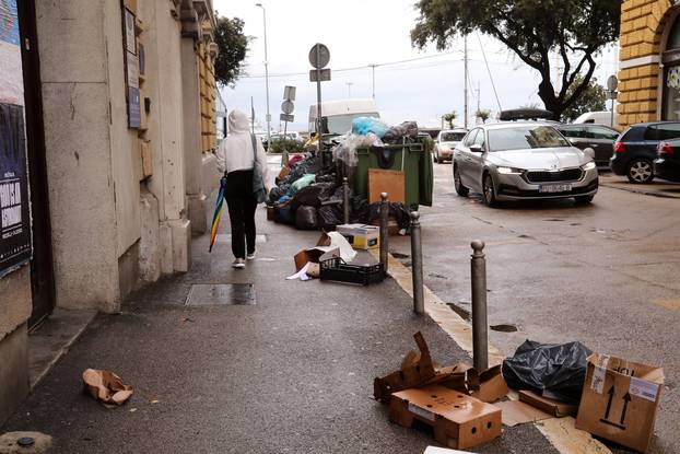 Rijeka: Gomilanje smeća na gradskim ulicama