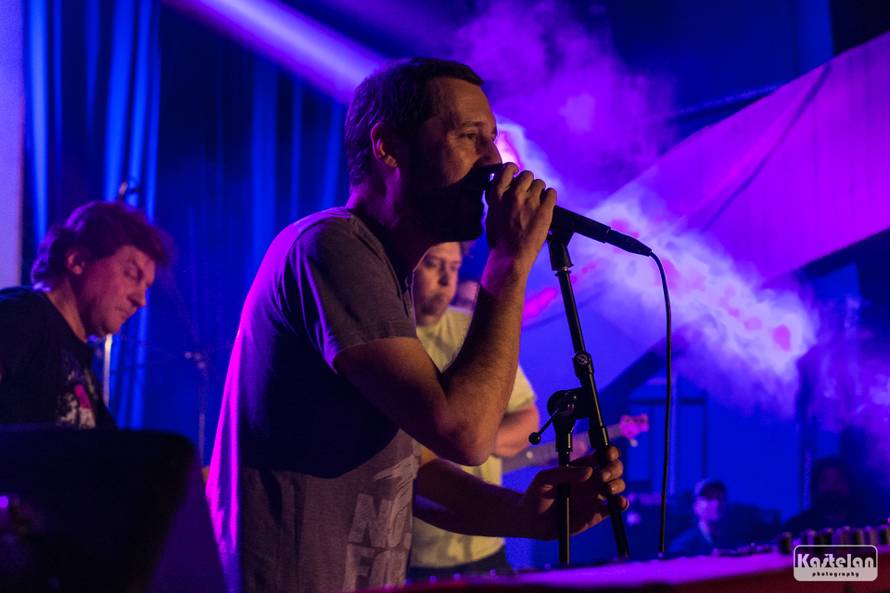 Vitasović je studenticu pozvao na stage pa su skupa zapjevali